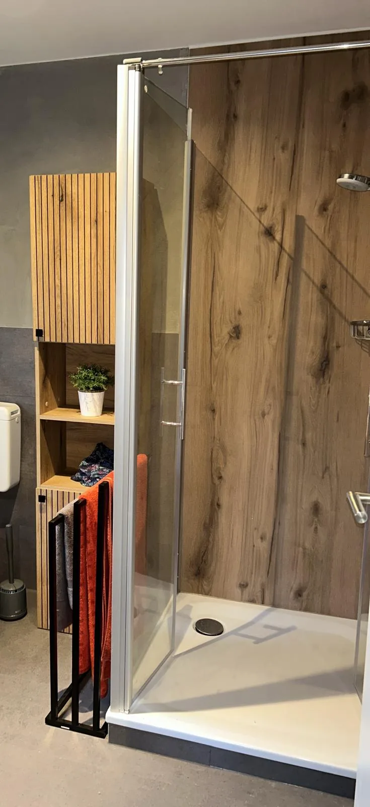 Badsanierung – Dusche mit Holzoptik