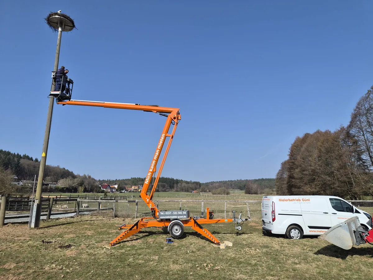 Raupen-Arbeitsbühne im Einsatz – 12m Arbeitshöhe